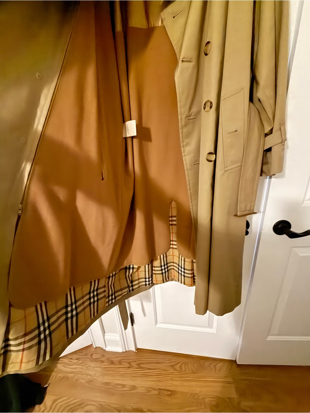 Burberry Men’s Beige Double-Breasted Trench Coat. NWOT - Picture 3 of 10